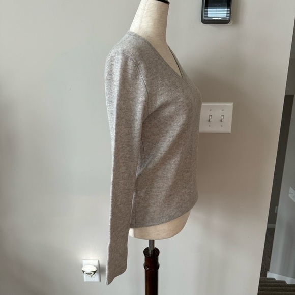 Tahari Pure Luxe 100% Cashmere V-Neck Sweater - Neutral Capsule Light Gray - Picture 7 of 9